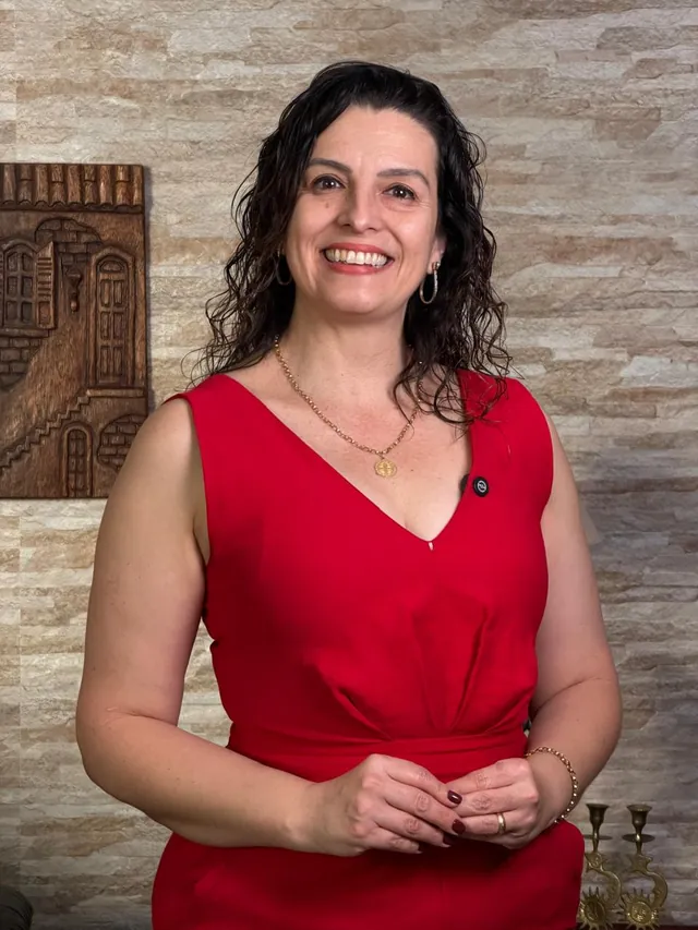 Rosane Campaneli, de vestido vermelho